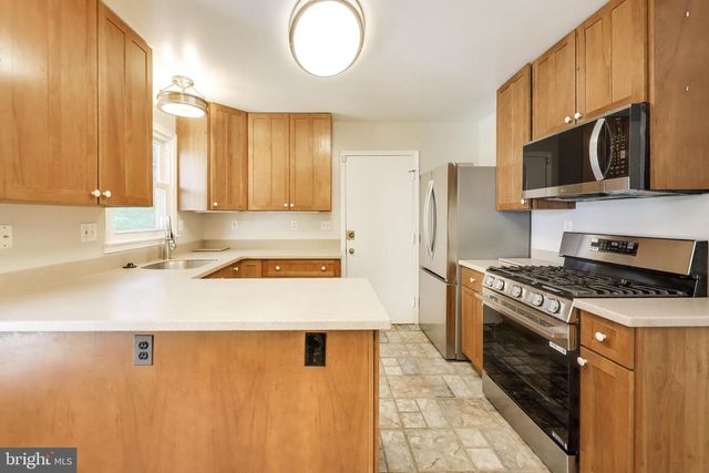 8 BARRINGTON FARE, Rockville, MD 20850