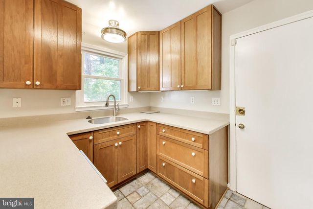 8 BARRINGTON FARE, Rockville, MD 20850