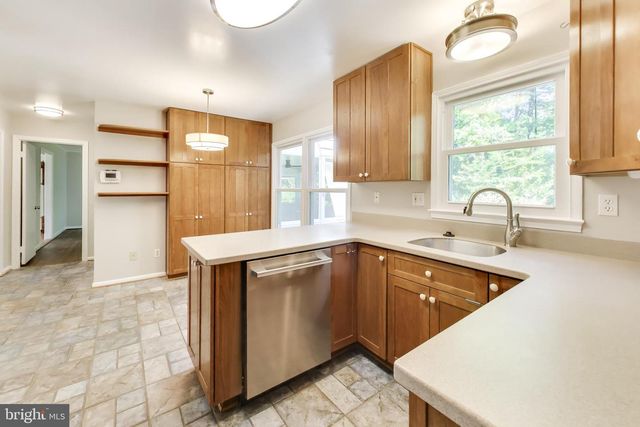 8 BARRINGTON FARE, Rockville, MD 20850