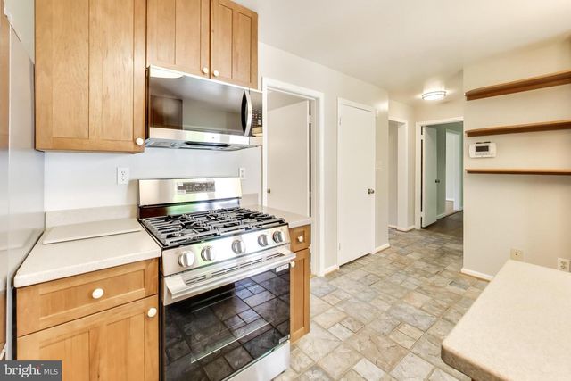 8 BARRINGTON FARE, Rockville, MD 20850