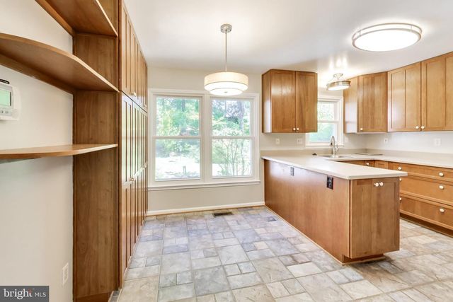 8 BARRINGTON FARE, Rockville, MD 20850