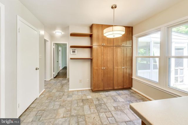 8 BARRINGTON FARE, Rockville, MD 20850