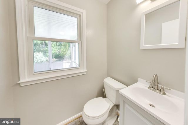 8 BARRINGTON FARE, Rockville, MD 20850