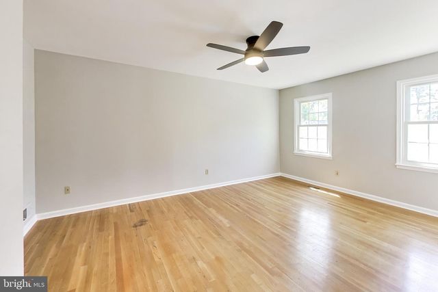 8 BARRINGTON FARE, Rockville, MD 20850
