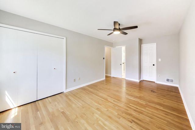8 BARRINGTON FARE, Rockville, MD 20850