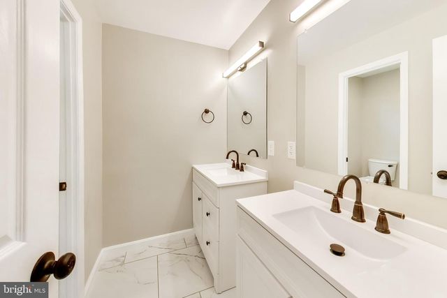 8 BARRINGTON FARE, Rockville, MD 20850
