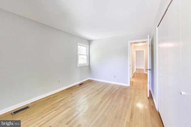 8 BARRINGTON FARE, Rockville, MD 20850