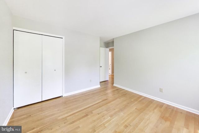 8 BARRINGTON FARE, Rockville, MD 20850