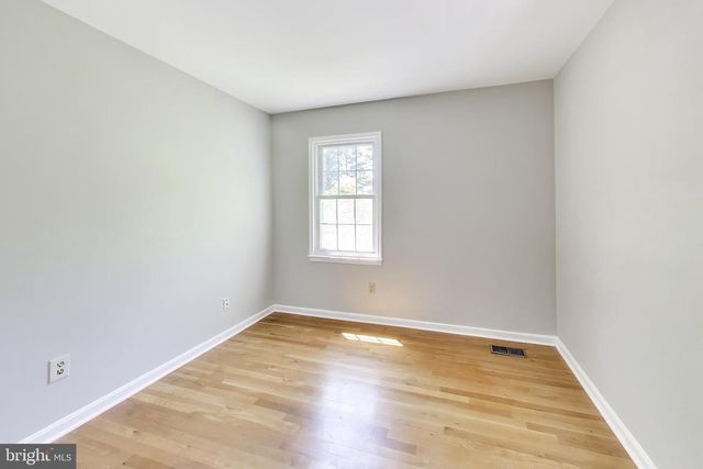8 BARRINGTON FARE, Rockville, MD 20850