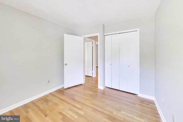 8 BARRINGTON FARE, Rockville, MD 20850