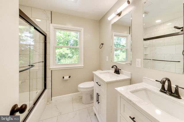 8 BARRINGTON FARE, Rockville, MD 20850