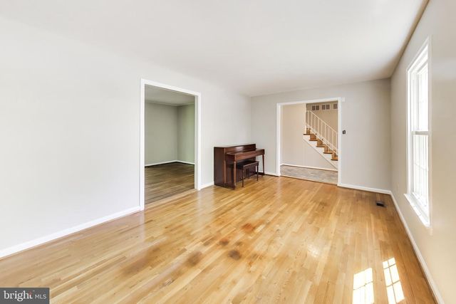 8 BARRINGTON FARE, Rockville, MD 20850