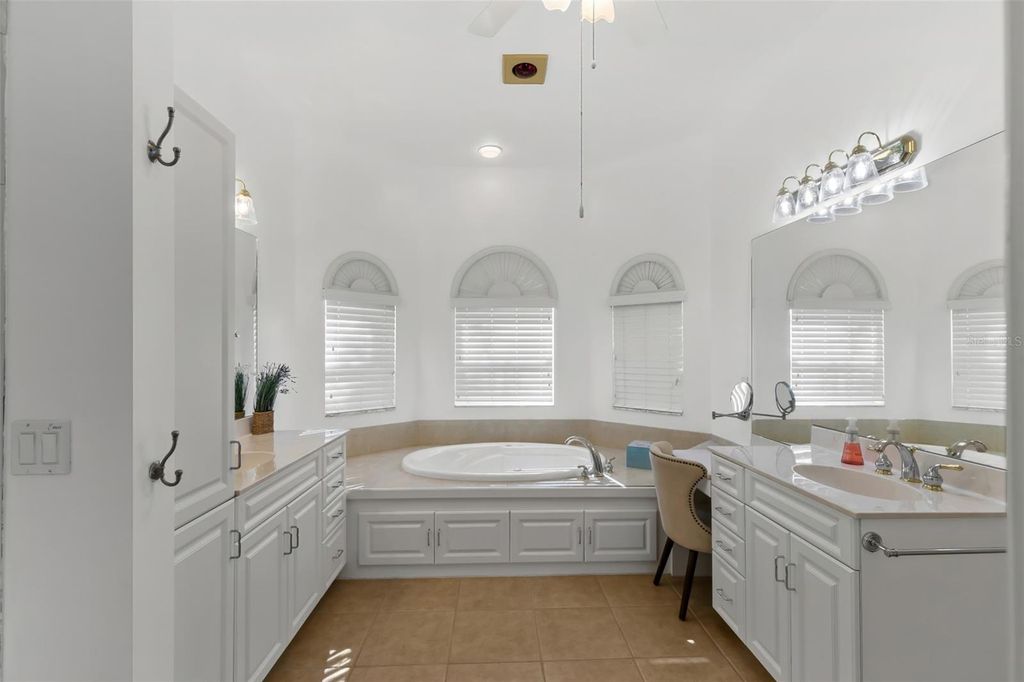 Image 16 of property listing at 1935 SE 26TH STREET, Cape Coral, FL 33904