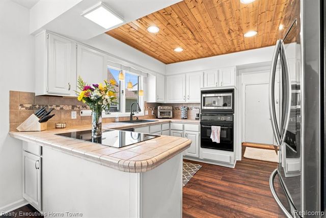 2900 Woodstock Circle, Port Huron, MI 48060