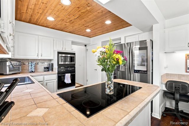 2900 Woodstock Circle, Port Huron, MI 48060
