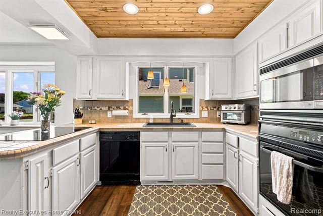 2900 Woodstock Circle, Port Huron, MI 48060
