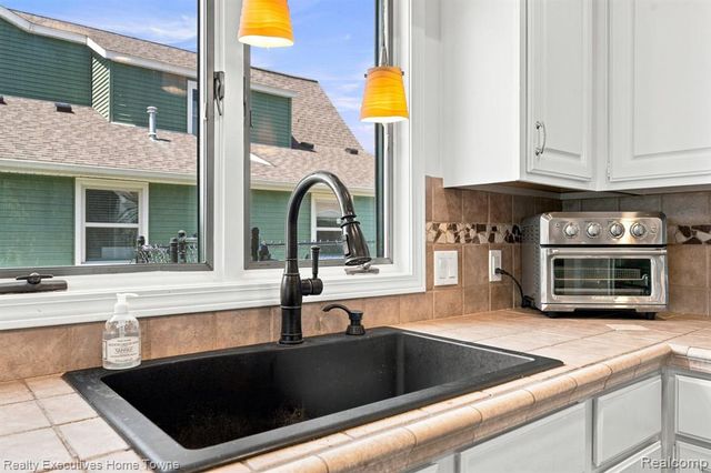 2900 Woodstock Circle, Port Huron, MI 48060