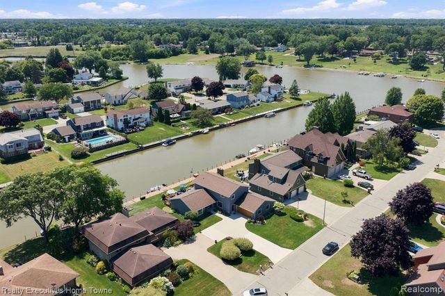 2900 Woodstock Circle, Port Huron, MI 48060