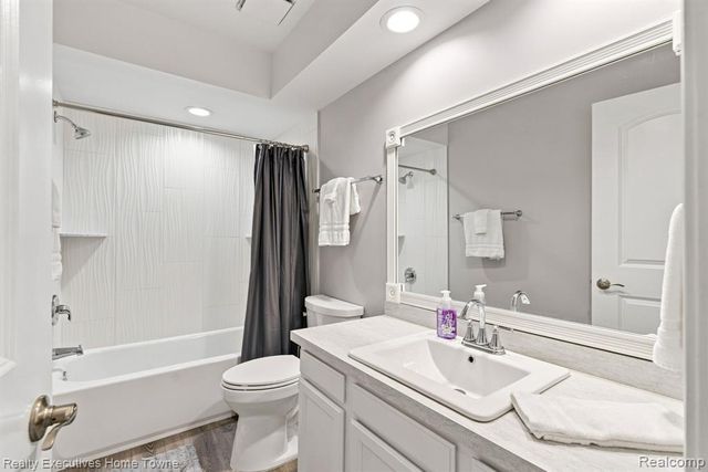 2900 Woodstock Circle, Port Huron, MI 48060
