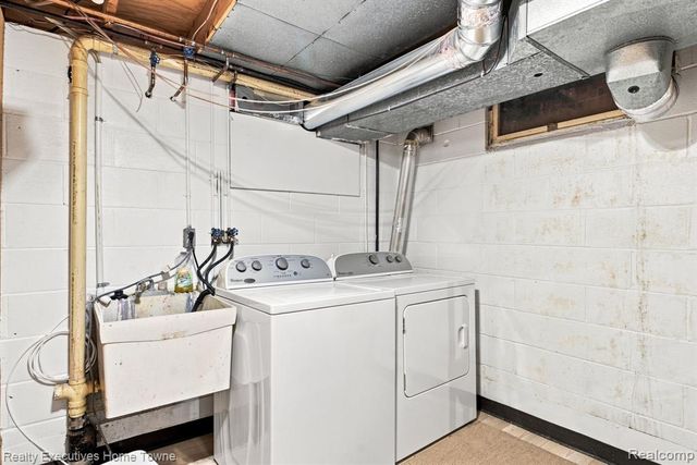 2900 Woodstock Circle, Port Huron, MI 48060