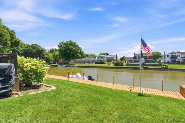 2900 Woodstock Circle, Port Huron, MI 48060