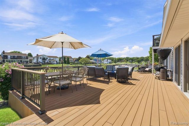 2900 Woodstock Circle, Port Huron, MI 48060