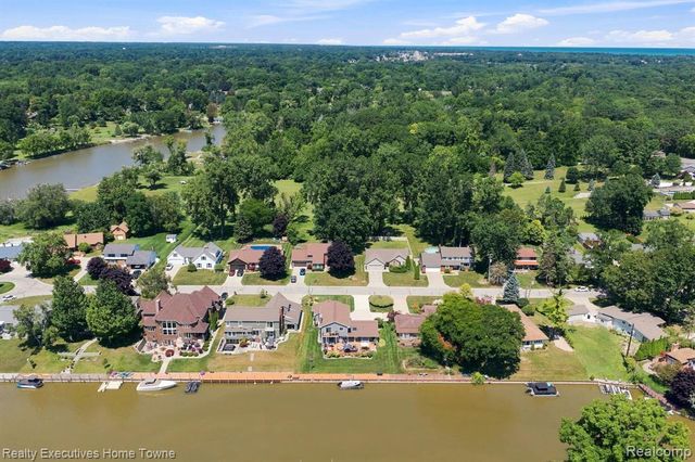 2900 Woodstock Circle, Port Huron, MI 48060