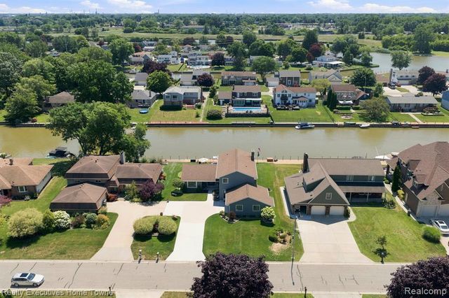 2900 Woodstock Circle, Port Huron, MI 48060