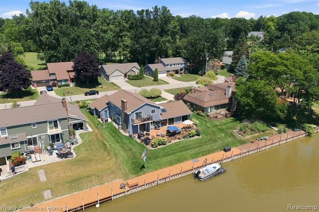 2900 Woodstock Circle, Port Huron, MI 48060