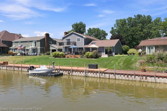2900 Woodstock Circle, Port Huron, MI 48060