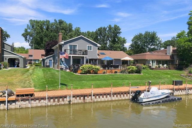 2900 Woodstock Circle, Port Huron, MI 48060