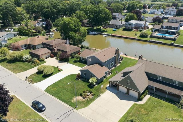 2900 Woodstock Circle, Port Huron, MI 48060