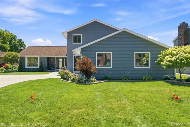 2900 Woodstock Circle, Port Huron, MI 48060