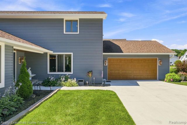 2900 Woodstock Circle, Port Huron, MI 48060