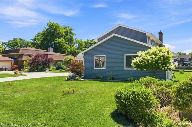 2900 Woodstock Circle, Port Huron, MI 48060
