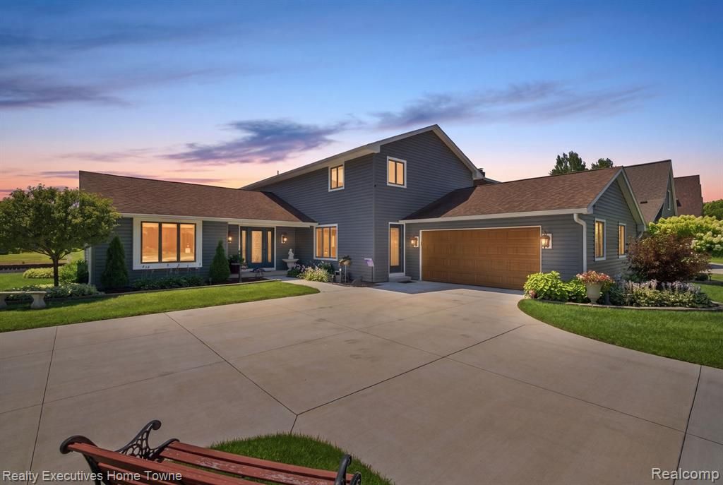2900 Woodstock Circle, Port Huron, MI 48060