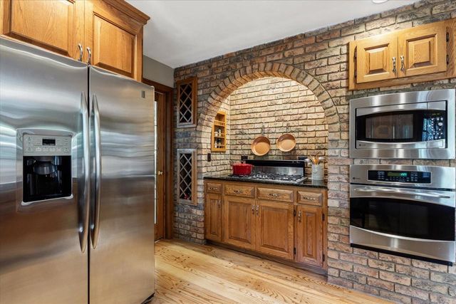 1837 S LEE STREET, Appleton, WI 54915