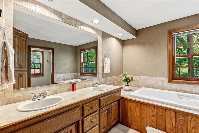 1837 S LEE STREET, Appleton, WI 54915