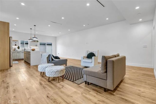 6900 Corbin Avenue, Reseda, CA 91335