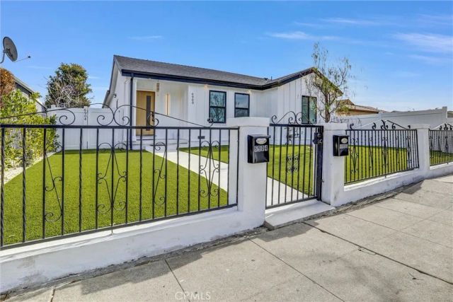 6900 Corbin Avenue, Reseda, CA 91335