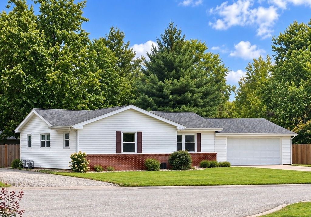 Image 2 of property listing at 139 Fielder Drive, Salem, IL 62881