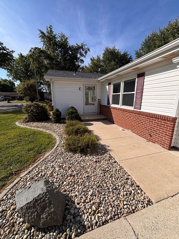 Image 3 of property listing at 139 Fielder Drive, Salem, IL 62881