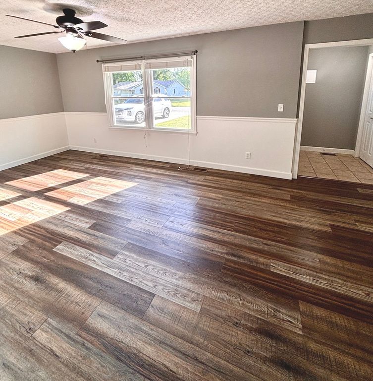 Image 4 of property listing at 139 Fielder Drive, Salem, IL 62881