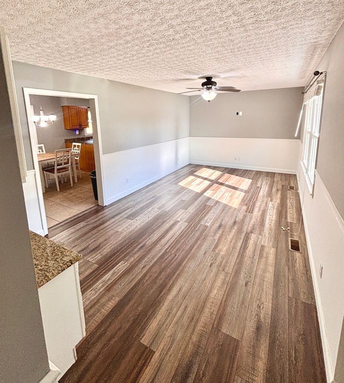 Image 6 of property listing at 139 Fielder Drive, Salem, IL 62881