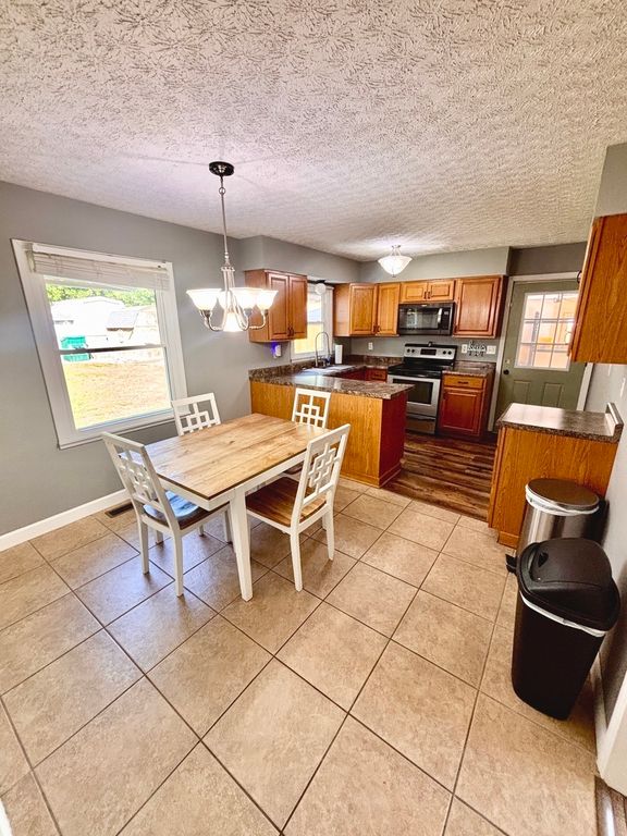 Image 7 of property listing at 139 Fielder Drive, Salem, IL 62881
