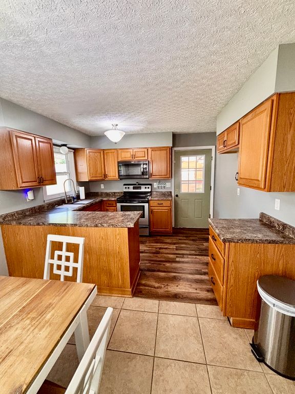 Image 8 of property listing at 139 Fielder Drive, Salem, IL 62881