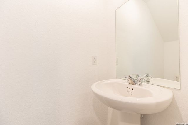 6941 DORATO RDG, Elmendorf, TX 78112