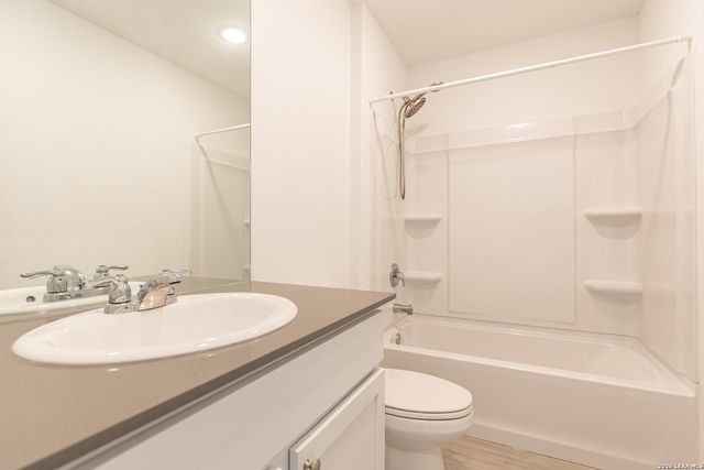 6941 DORATO RDG, Elmendorf, TX 78112