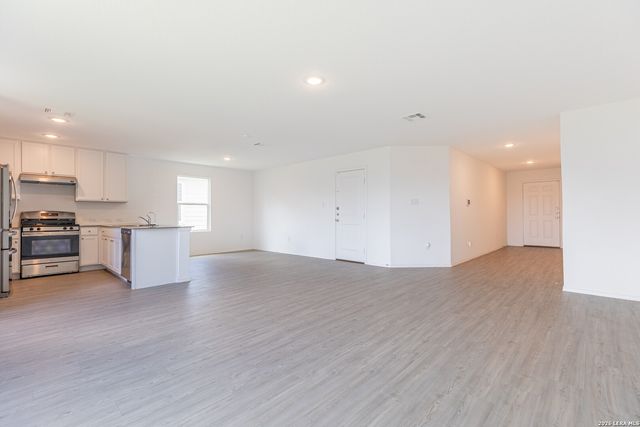 6941 DORATO RDG, Elmendorf, TX 78112