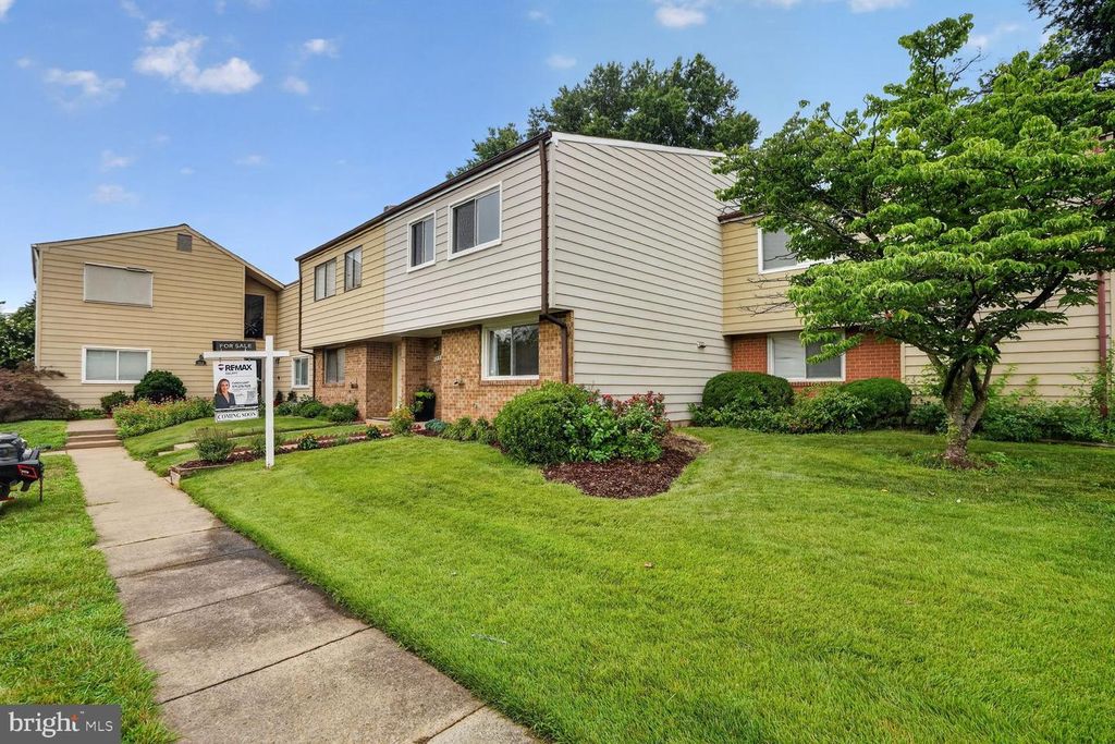 858 DOGWOOD CT, Herndon, VA 20170